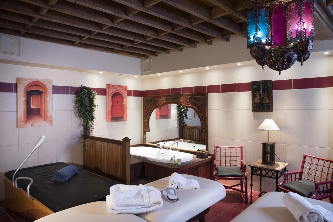 Hotel Et Spa Le Lion D'Or Pont-Évêque Екстериор снимка